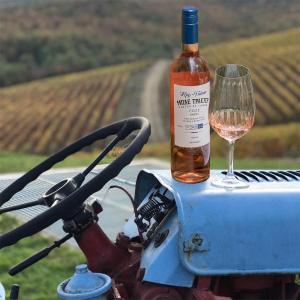 Μπλε Τρακτέρ Ροζέ | ΠΓΕ Μακεδονία Ξηρός Merlot (2021) 750ml | Κυρ Γιάννη